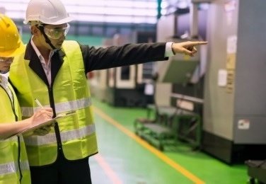 Ingenieros auditando instalación eléctrica industrial